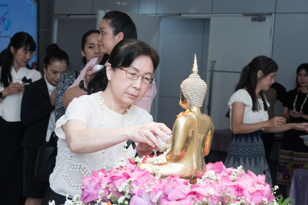 ภาพ: ดร.กัลยา อุดมวิทิต สรงน้ำพระพุทธรูปสืบสานประเพณีไทย
