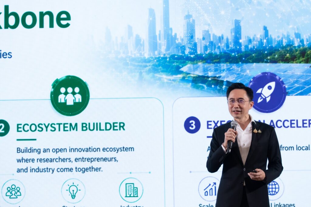 ภาพ: ศ. ดร.ยศชนัน วงศ์สวัสดิ์ นำเสนอบทบาทของกระทรวง อว. ในการเป็นผู้สร้างระบบนิเวศ (Ecosystem Builder) และตัวเร่งการขยายผล (Accelerator) ด้านนวัตกรรม