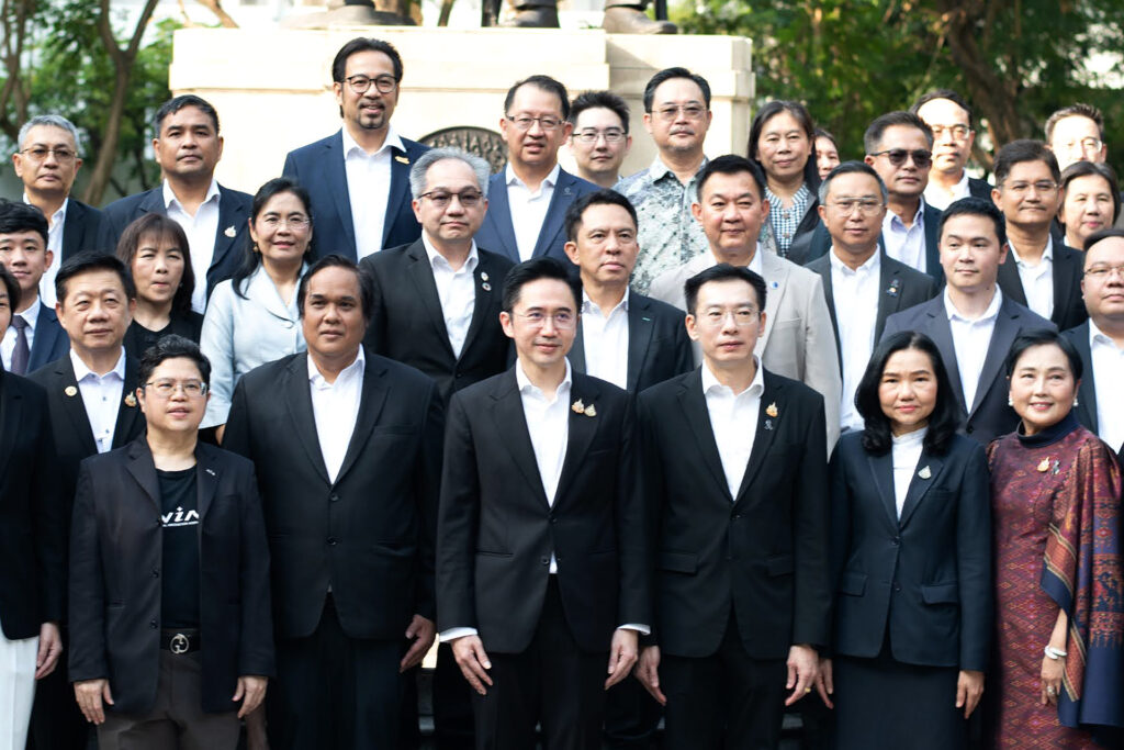 ภาพ: รมว.อว. และคณะผู้บริหารระดับสูงกระทรวง อว. ถ่ายภาพร่วมกัน ณ บริเวณหน้าพระบรมราชานุสาวรีย์พระบาทสมเด็จพระจอมเกล้าเจ้าอยู่หัว (ร.4)