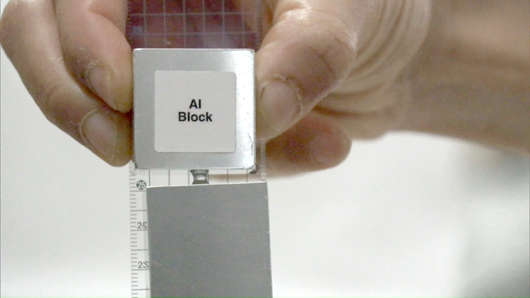 นักบินอวกาศกำลังทดลองสะพานของเหลว (หยดน้ำยืดตัว) ในสภาวะไร้น้ำหนัก