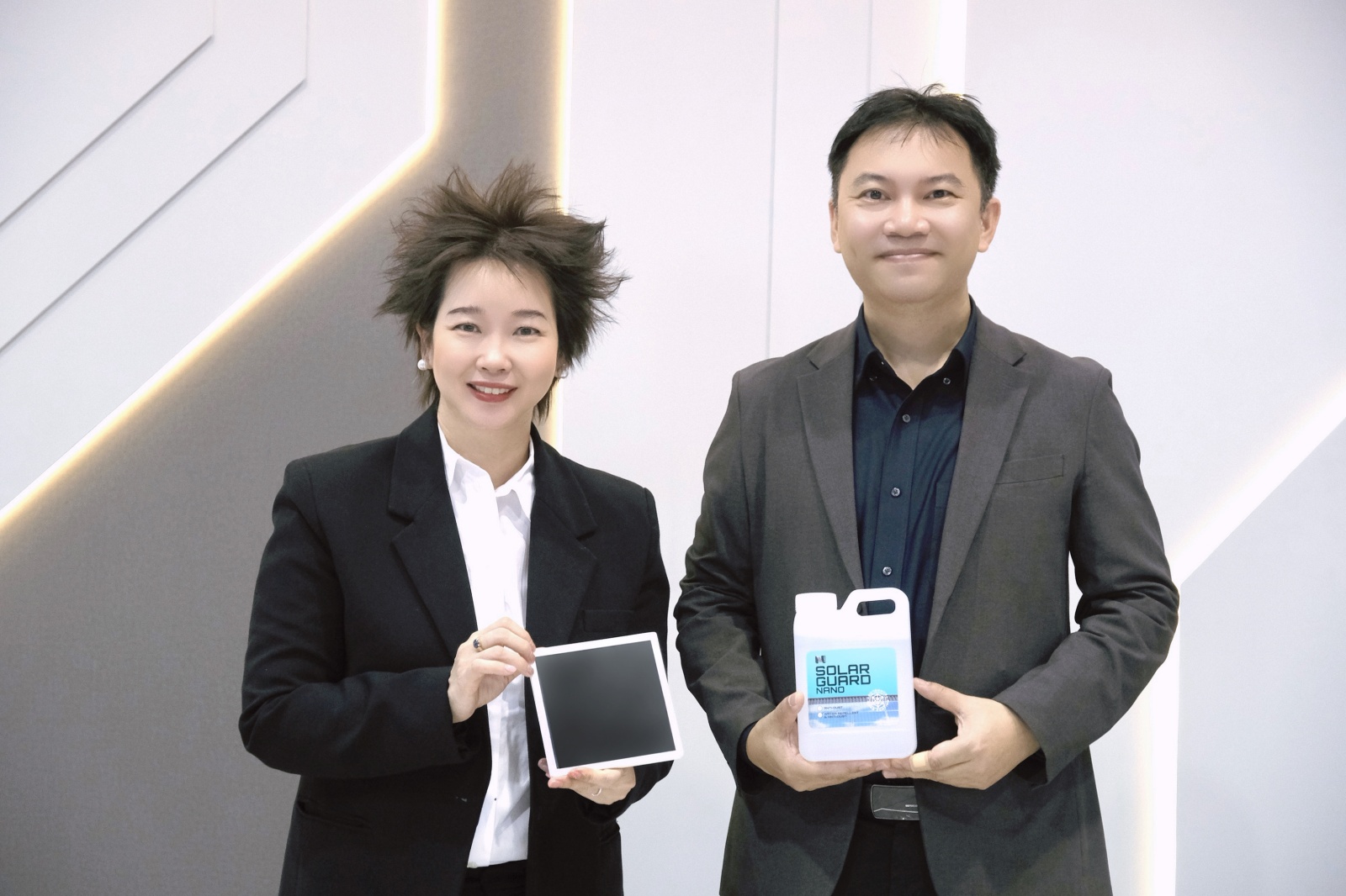 ภาพ(จากซ้าย) ดร.ภญ. อุรชา รักษ์ตานนท์ชัย, ดร.พิศิษฐ์ คำหน่อแก้ว