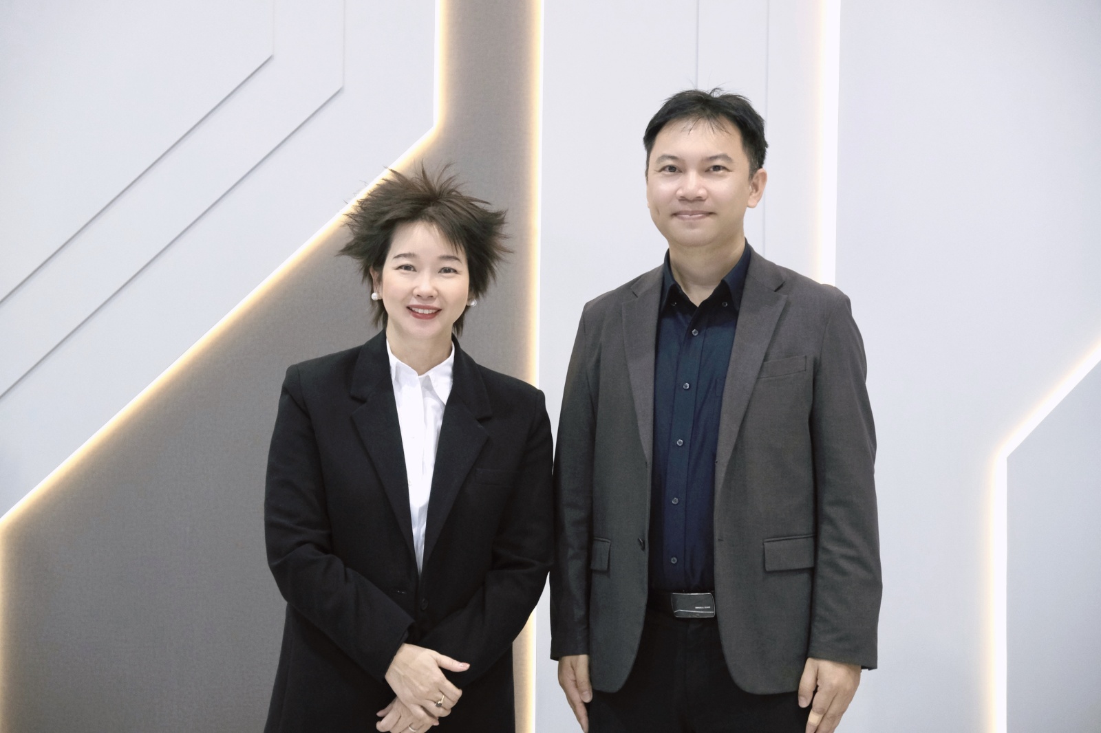 batch_2 (จากซ้าย) ดร.ภญ. อุรชา รักษ์ตานนท์ชัย, ดร.พิศิษฐ์ คำหน่อแก้ว