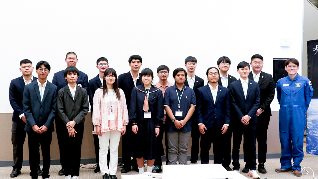 เยาวชนจากหลายประเทศรวมกลุ่มถ่ายภาพร่วมกัน