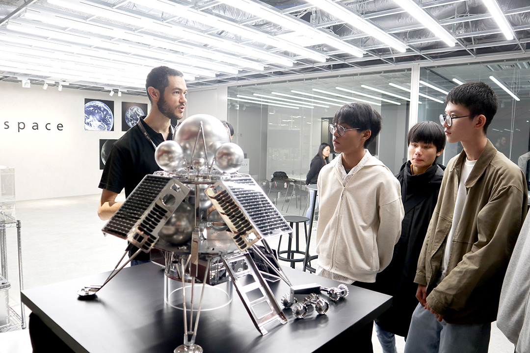 เยาวชนและทีมงานร่วมกิจกรรมภายในบริษัท ispace (ภาพที่ 3)