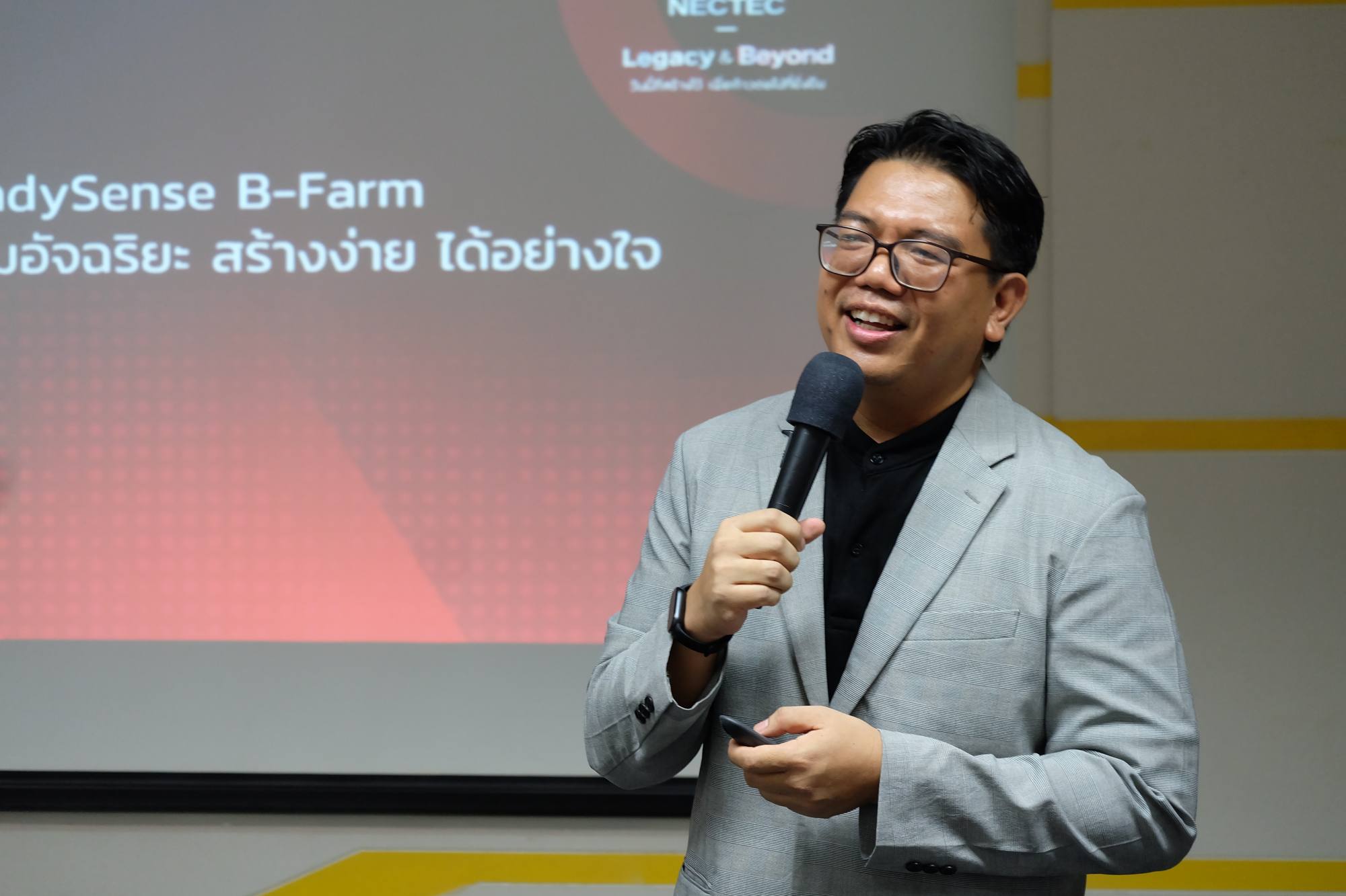 ภาพขนาดแคบ นายนริชพันธ์ เนคเทค สวทช. กำลังพูดบรรยาย โดยด้านหลังจอมีสไลด์นำเสนอ