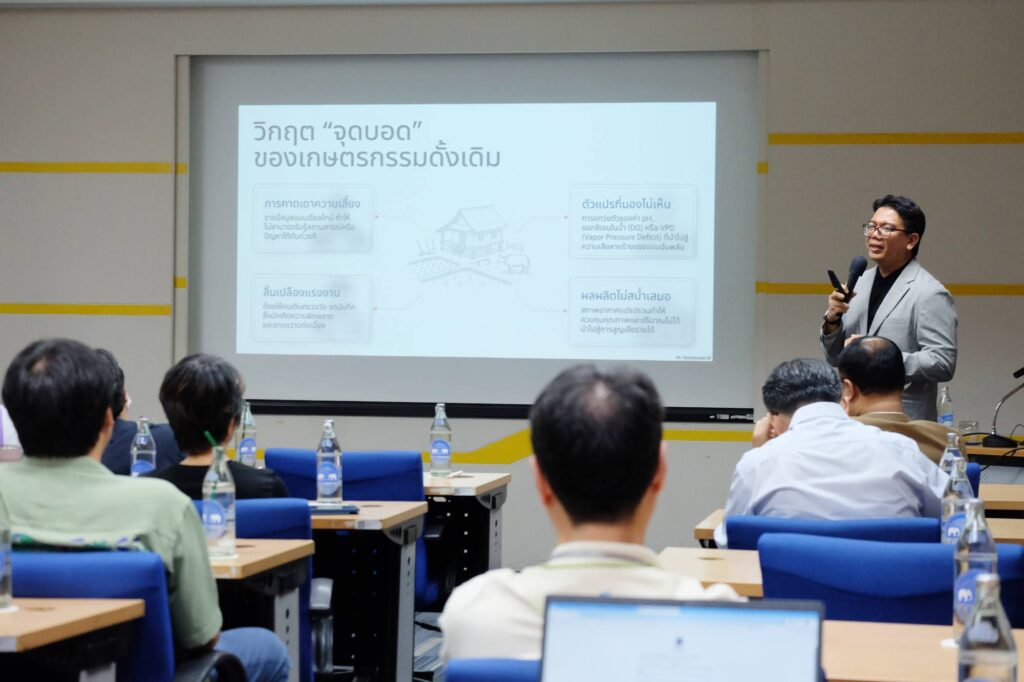 ภาพบรรยากาศขนาดกว้าง โดยนายนริชพันธ์ เนคเทค สวทช. กำลังพูดบรรยาย ให้กับผู้เข้าสัมมนา ซึ่งอยู่ด้าน และด้านหลังจอมีสไลด์นำเสนอ