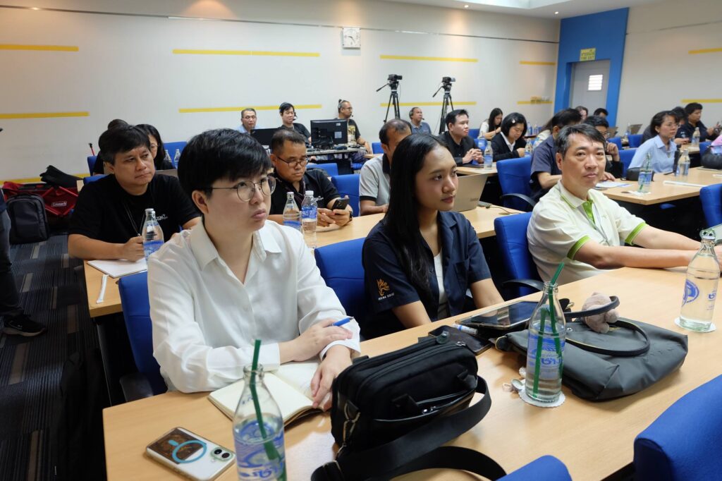 ภาพบรรยากาศขนาดแคบ ผู้เข้าสัมมนากำลังนั่งฟังบรรยาย 