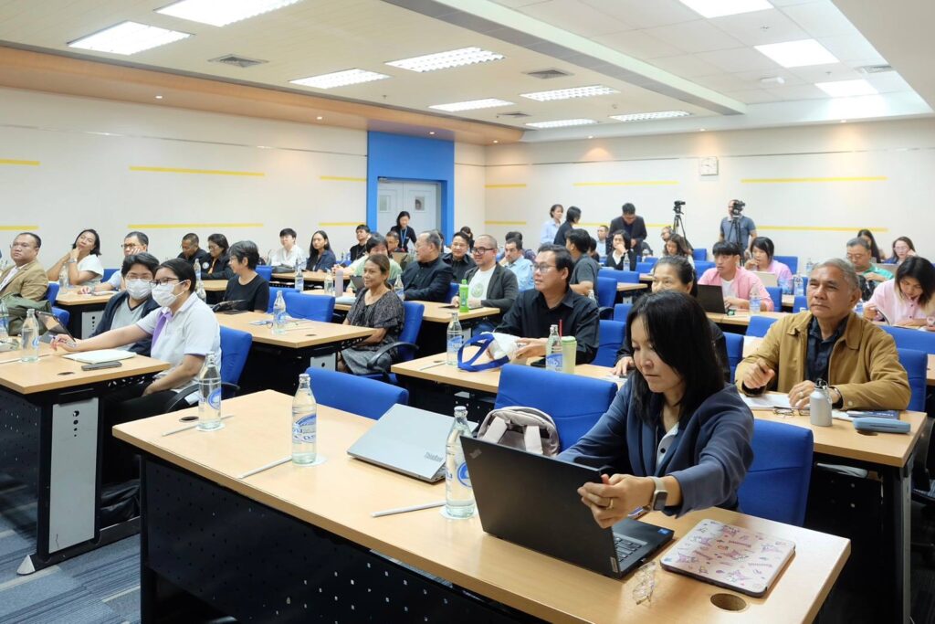 ภาพบรรยากาศขนาดกว้าง ผู้เข้าสัมมนากำลังนั่งฟังบรรยาย 