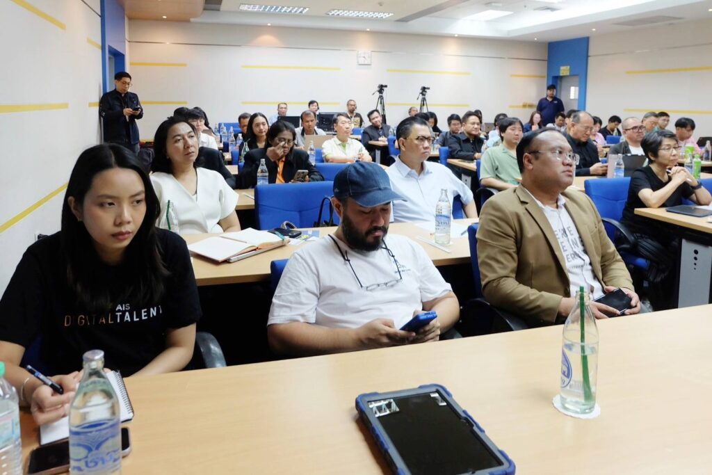 ภาพบรรยากาศขนาดแคบ ผู้เข้าสัมมนากำลังนั่งฟังบรรยาย 