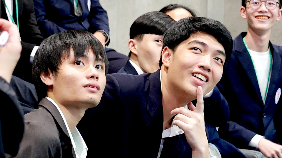 เยาวชนรับชมการถ่ายทอดสดการทดลองจาก ISS ภายในห้องควบคุม