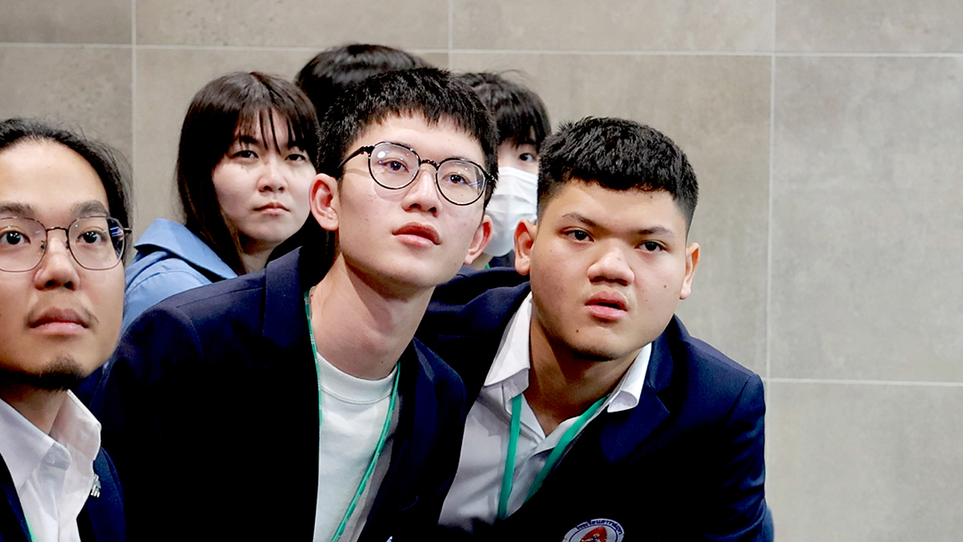 เยาวชนไทยนั่งชมการทดลองในห้อง Mission Control ศูนย์อวกาศสึกุบะ