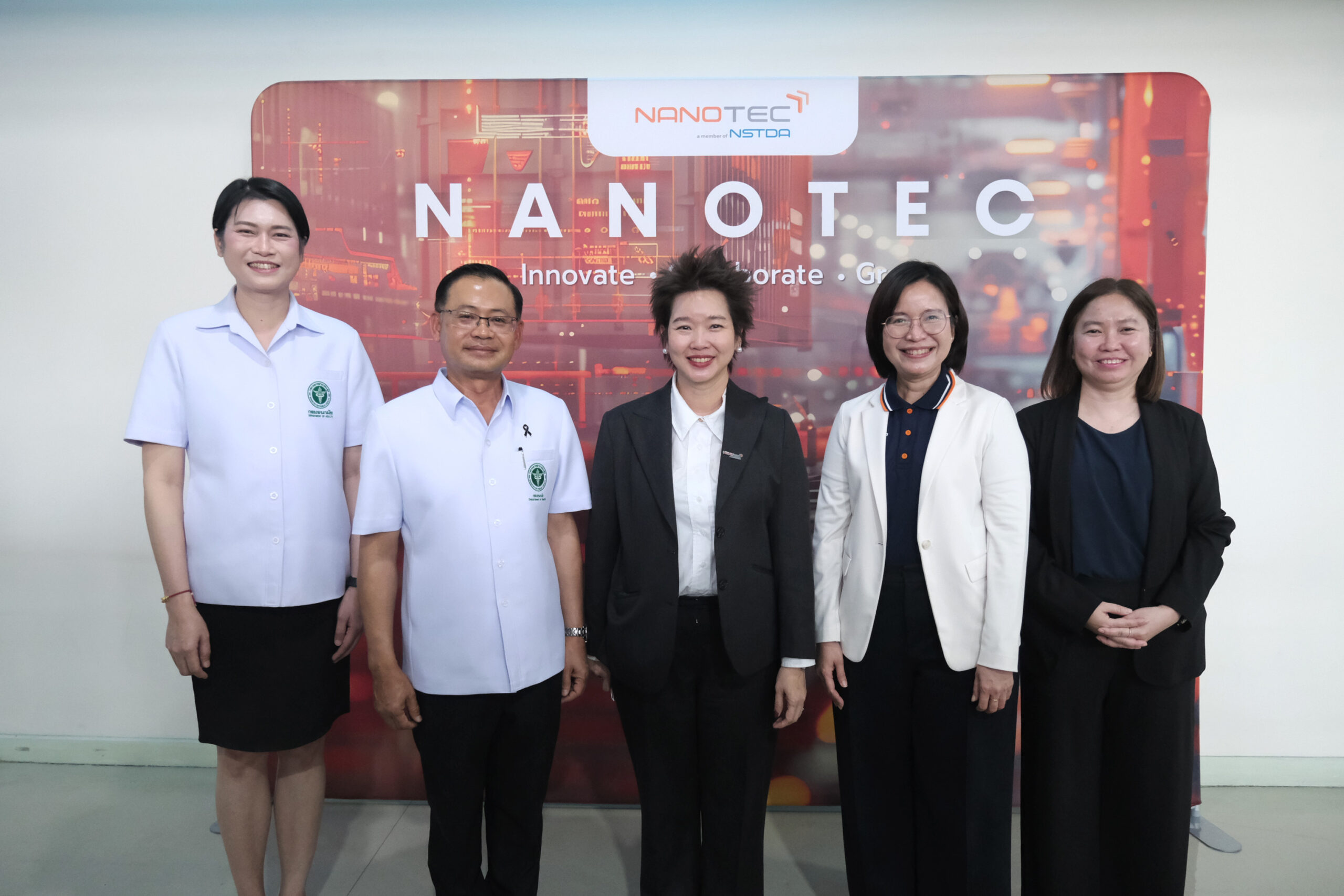 จากซ้าย - คุณภิญญาพัชญ์ จุลสุข ผู้อำนวยการสำนักสุขาภิบาลอาหารและน้ำ กรมอนามัย, นายแพทย์นเรศฤทธิ์ ขัดธะสีมา รองอธิบดีกรมอนามัย, ดร.ภญ. อุรชา รักษ์ตานนท์ชัย ผู้อำนวยการนาโนเทค, ดร. ณัฏฐพร พิมพะ ผู้อำนวยการกลุ่มวิจัยการเร่งปฏิกิริยา การดูดซับ และการคำนวณระดับนาโน (NCAS) และ ดร. วีรกัญญา มณีประกรณ์ ผู้อำนวยการกลุ่มวิจัยวัสดุตอบสนองและเซ็นเซอร์ระดับนาโน (RMNS)