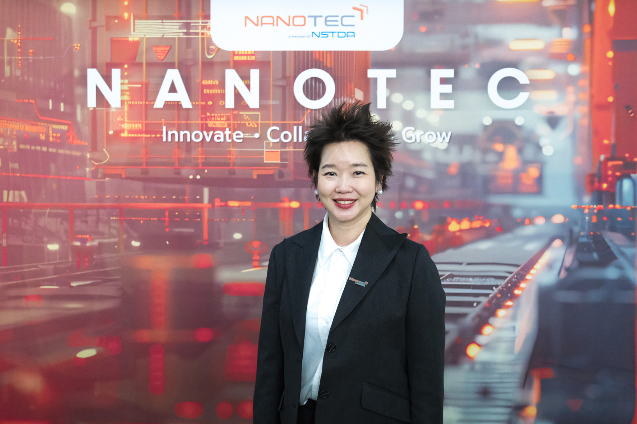 ภาพ ดร.ภญ. อุรชา ยืนหน้า Backdrop นาโนเทค