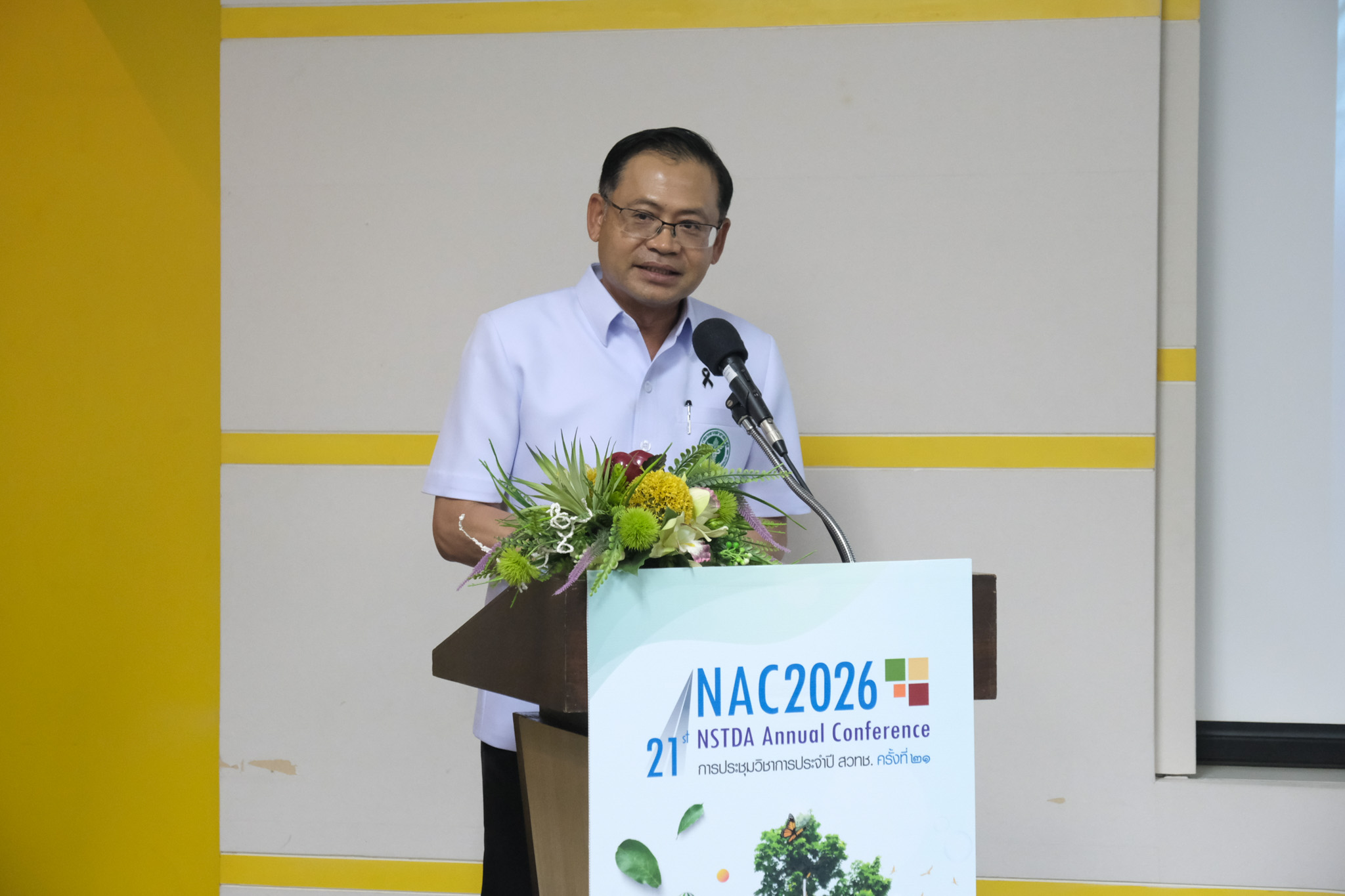 ภาพ นายแพทย์นเรศฤทธิ์ กำลังกล่าวที่แท่นโพเดียม