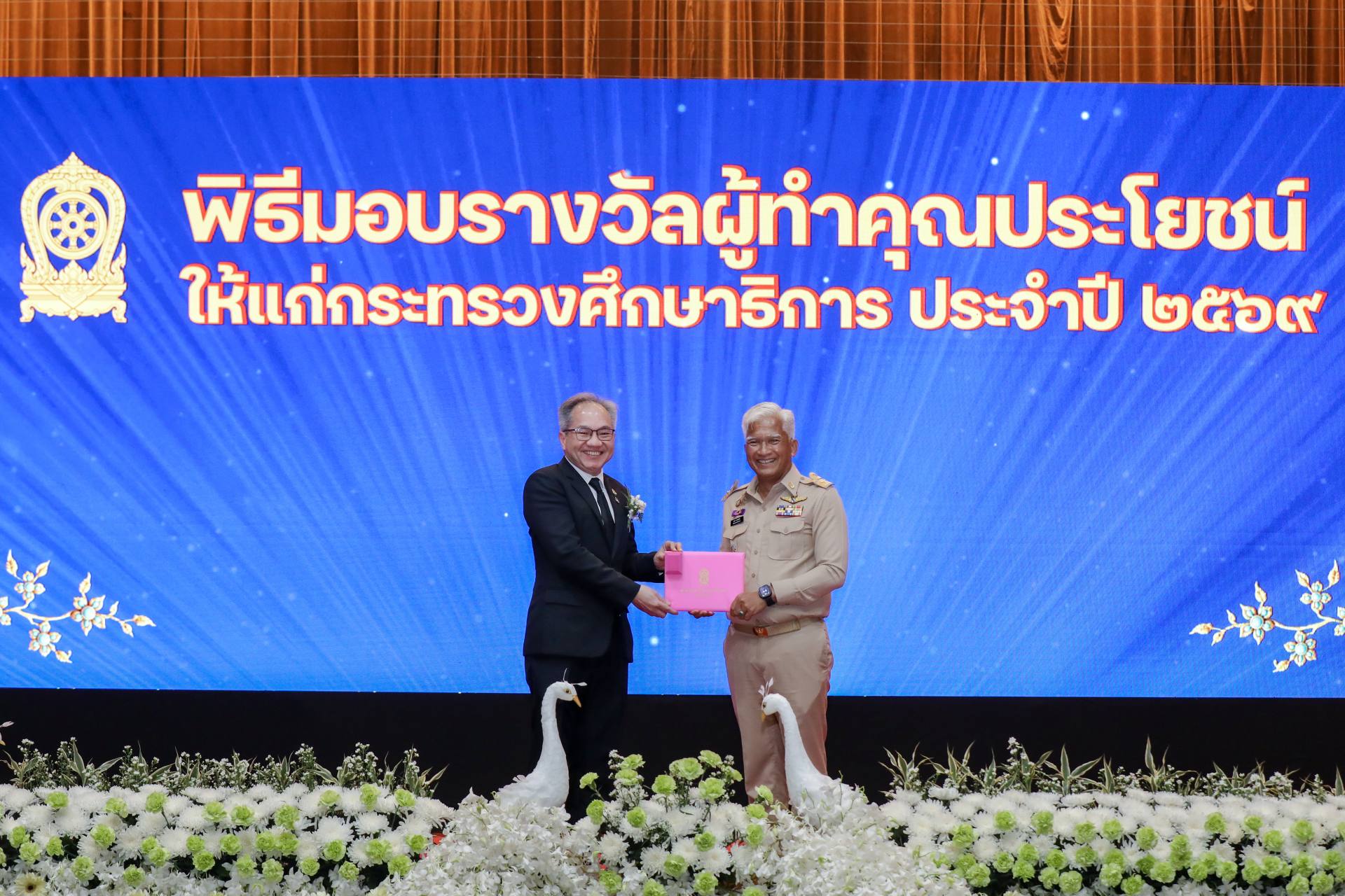 ภาพพิธีมอบเข็มเสมาคุณูปการ 2569 ณ กระทรวงศึกษาธิการ โดยผู้บริหาร สวทช. รับรางวัล