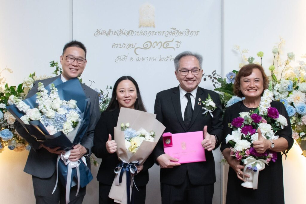 ภาพ ผู้บริหาร สวทช. และ นักวิจัย เนคเทค สวทช. พร้อม พนักงาน สวทช. ร่วมแสดงความยินดี