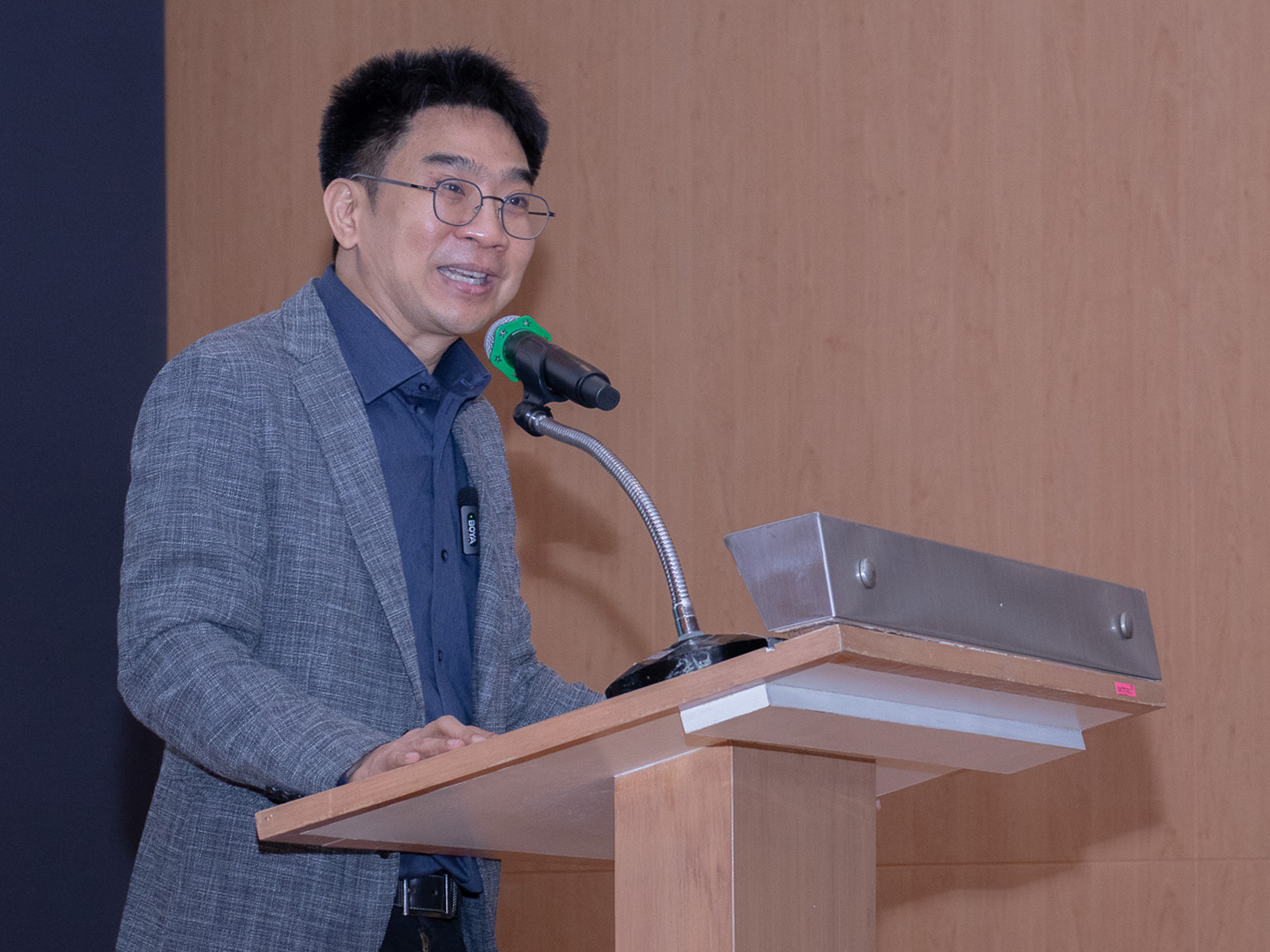 ภาพ ดร.วสันต์ กำลังกล่าว บนแท่นโพเดียม