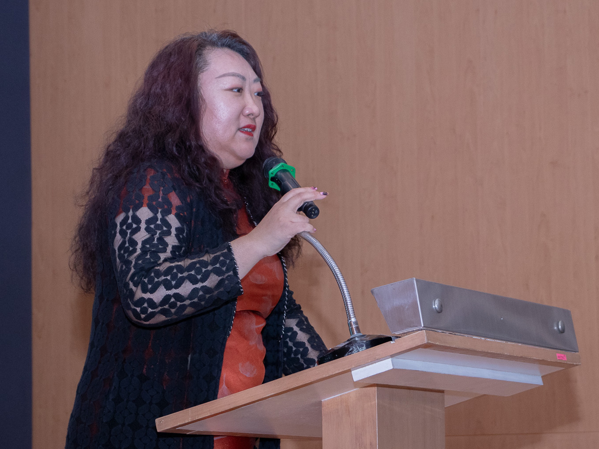 ภาพ ดร.กัว กำลังกล่าว บนแท่นโพเดียม