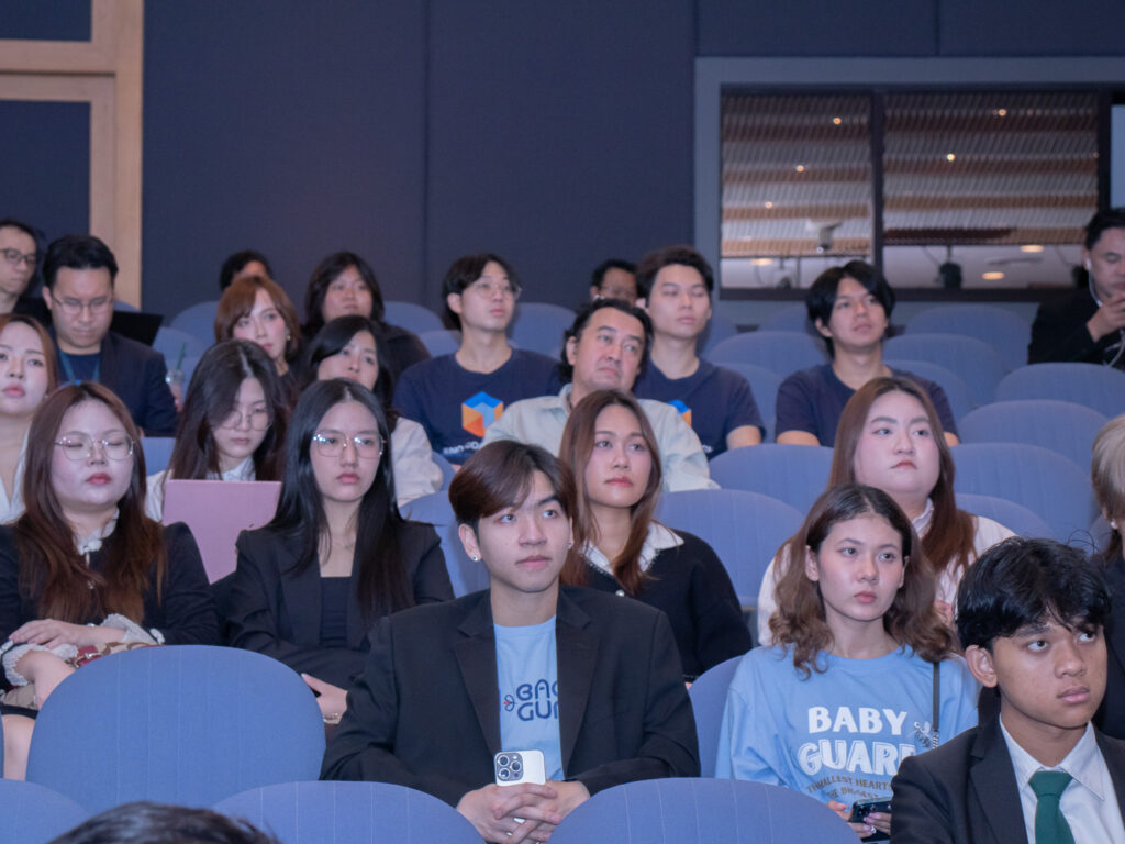 ภาพ ผู้ฟังร่วมนั่งฟังการบรรยาย