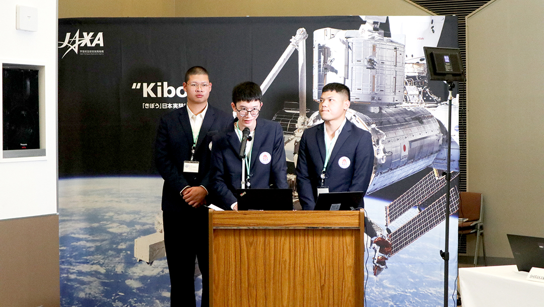 เยาวชนกำลังนำเสนอหัวข้อการทดลอง พร้อมสไลด์หรือสื่อประกอบ