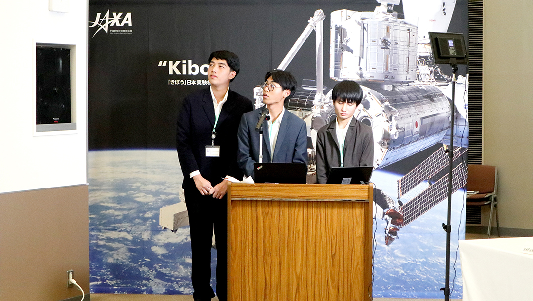 เยาวชนอีกมุมหนึ่งกำลังนำเสนอหัวข้อการทดลองและสมมติฐาน