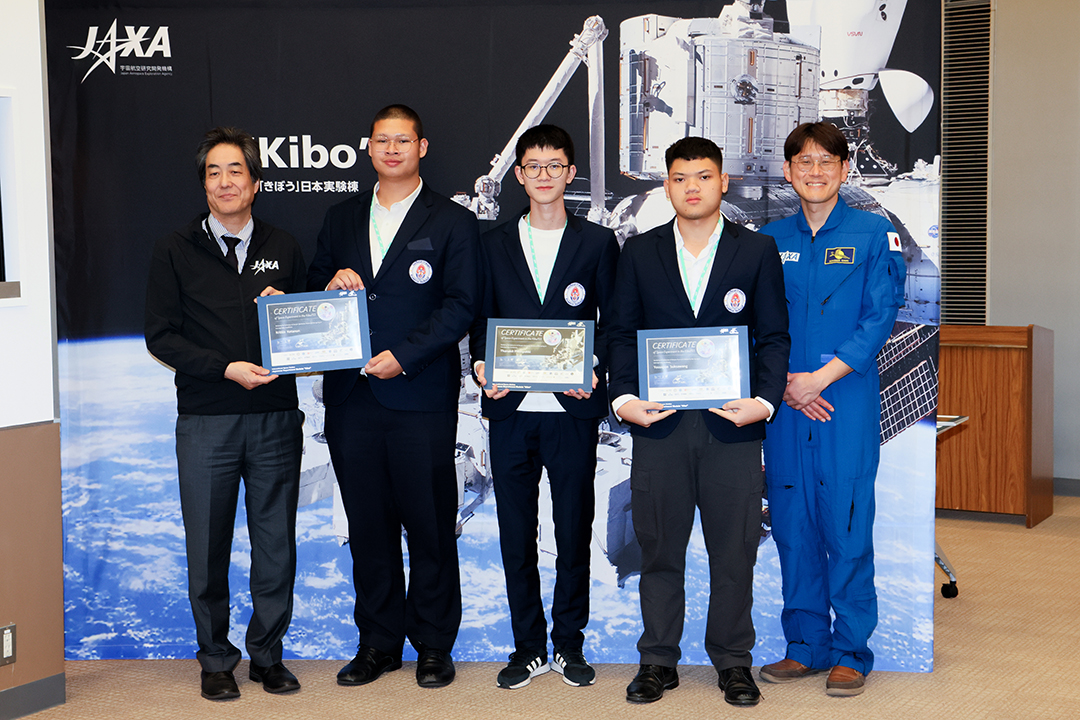 กลุ่มเยาวชนไทยถ่ายภาพร่วมกับผู้บริหาร JAXA และนักบินอวกาศ (ทีมฮาร์มอนิก)
