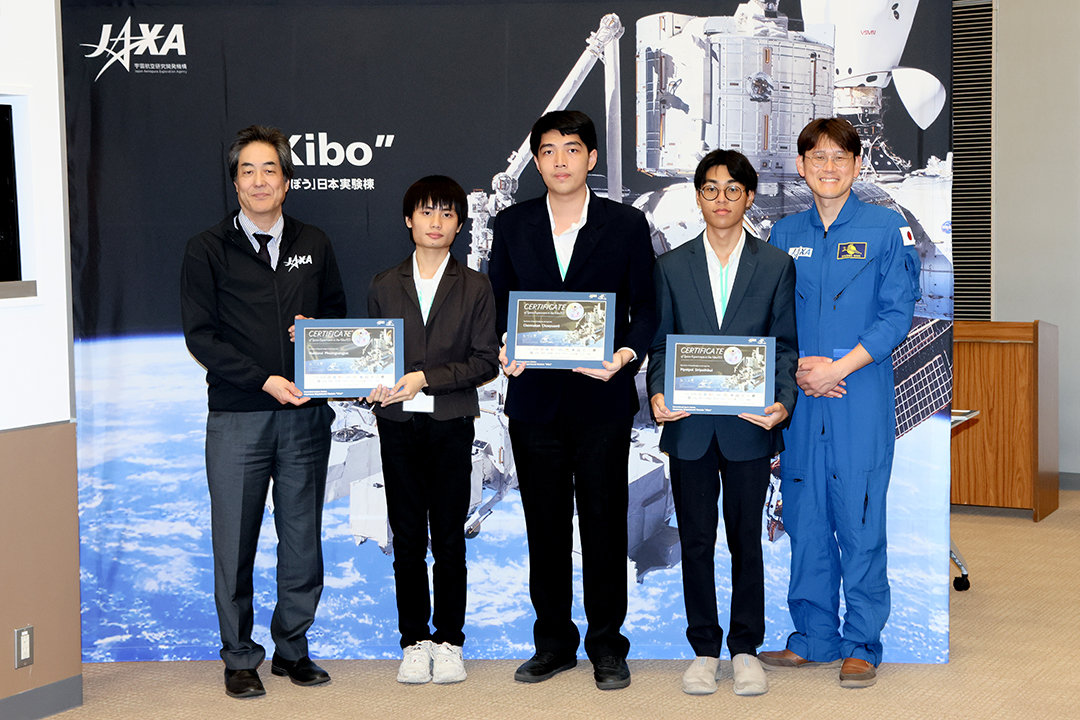 กลุ่มเยาวชนไทยอีกทีมถ่ายภาพร่วมกับผู้บริหาร JAXA และนักบินอวกาศ (ทีมสะพานของเหลว)