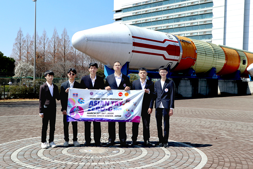 กลุ่มเยาวชนไทย 6 คนยืนรวมกัน ถ่ายภาพร่วมกันในงานโครงการ Asian Try Zero-G 2025