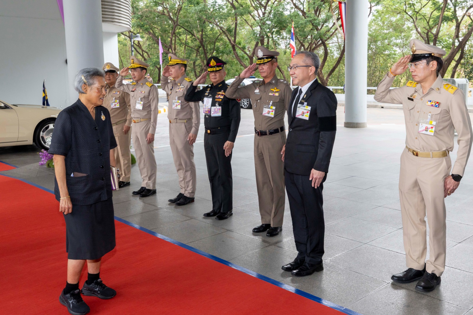 ภาพศาสตราจารย์ชูกิจ ลิมปิจำนงค์ ผู้อำนวยการ สวทช. ทูลเกล้าถวายเอกสารประกอบการประชุมวิชาการ สวทช. 