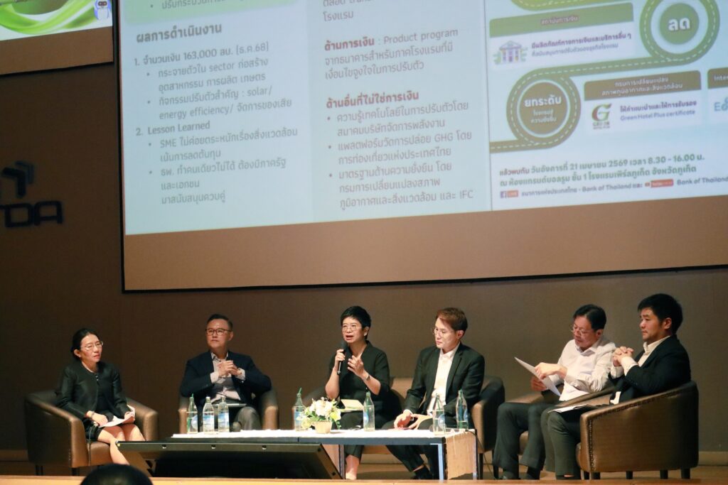 ภาพ: คุณชนานันท์ สุภาดุลย์ ผู้อำนวยการฝ่ายกลยุทธ์สถาบันการเงิน ธนาคารแห่งประเทศไทย เสนอทางออกสำหรับ SME ผ่านกรอบ Thailand Taxonomy ในการเข้าถึงแหล่งเงินทุนสีเขียว