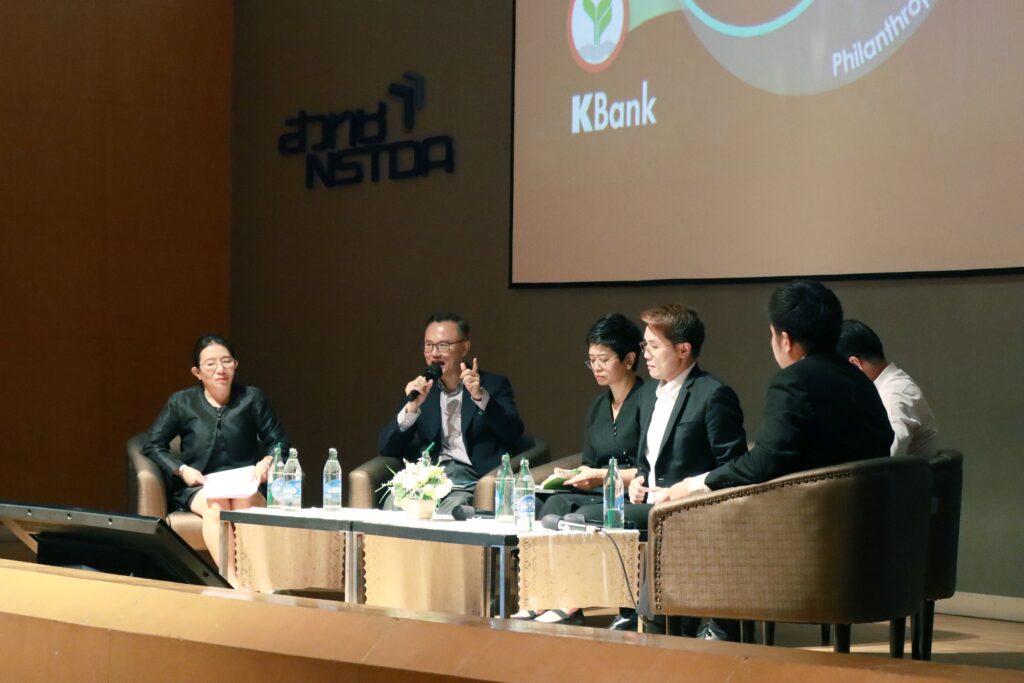 ภาพ: คุณพิพิธ เอนกนิธิ ประธานกิจการยั่งยืน ธนาคารกสิกรไทย บรรยายเรื่องกลไกการเงินและระบบทุนนิยมสีเขียว