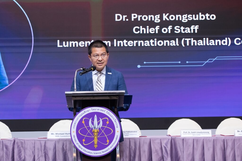 ภาพ: ดร.ปรอง กองทรัพย์โต ผู้อำนวยการอาวุโส Lumentum กล่าวถึงกรอบความร่วมมือในการพัฒนาระบบนิเวศการเรียนรู้แบบบูรณาการ