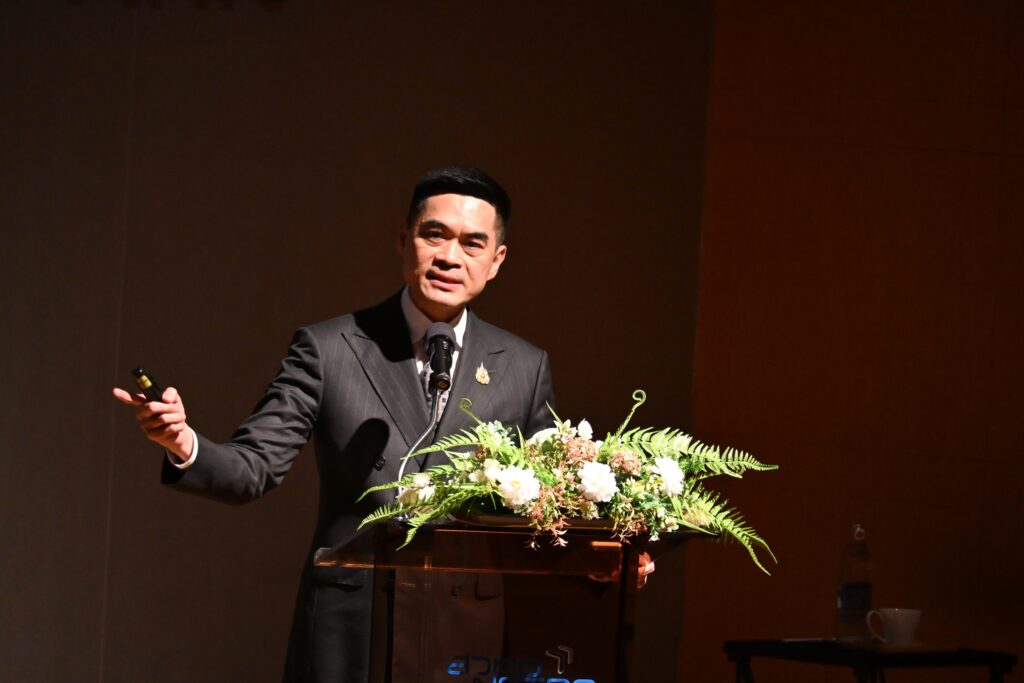 ภาพ: ดร.พิรุณ สัยยะสิทธิ์พานิช กล่าวที่โพเดียม