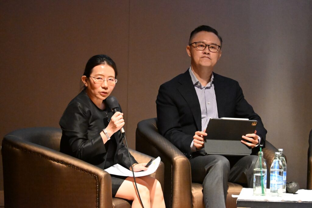 ภาพ ดร.สุมิตรา จรสโรจน์กุล กำลังบรรยายบนเวที 