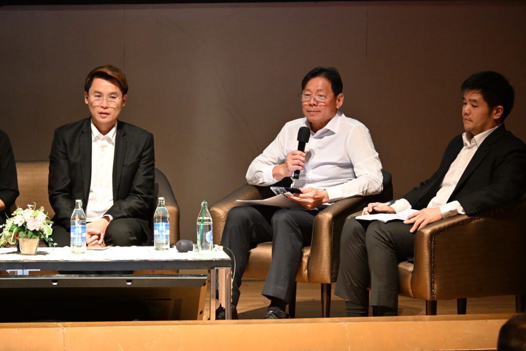 ภาพ: ดร.สุวิทย์ ธรณินทร์พานิช ประธานมูลนิธิพลังงานสะอาดเพื่อประชาชน บรรยายถึงแรงกดดันจากมาตรฐาน RE100 และข้อเสนอแนะในการปลดล็อกกฎระเบียบที่ล้าหลัง