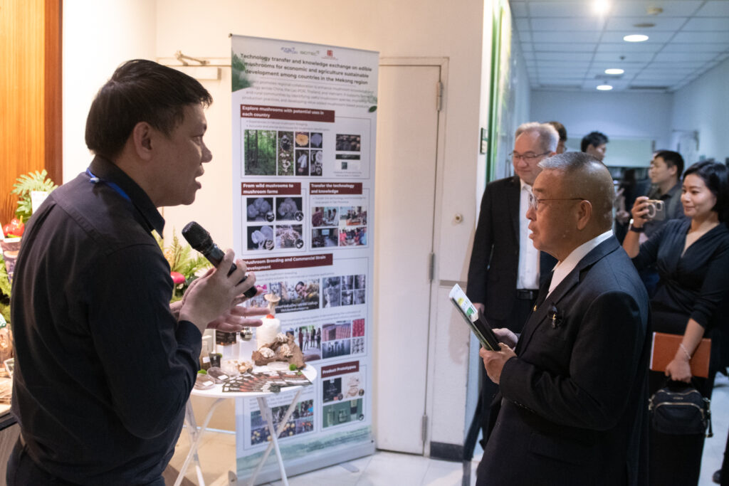 ภาพ: การนำเสนอผลงานวิจัยปฏิสัมพันธ์ของจุลินทรีย์ทางการเกษตร ด้านกระบวนการเก็บรวบรวมและจำแนกจุลินทรีย์ที่มีประโยชน์