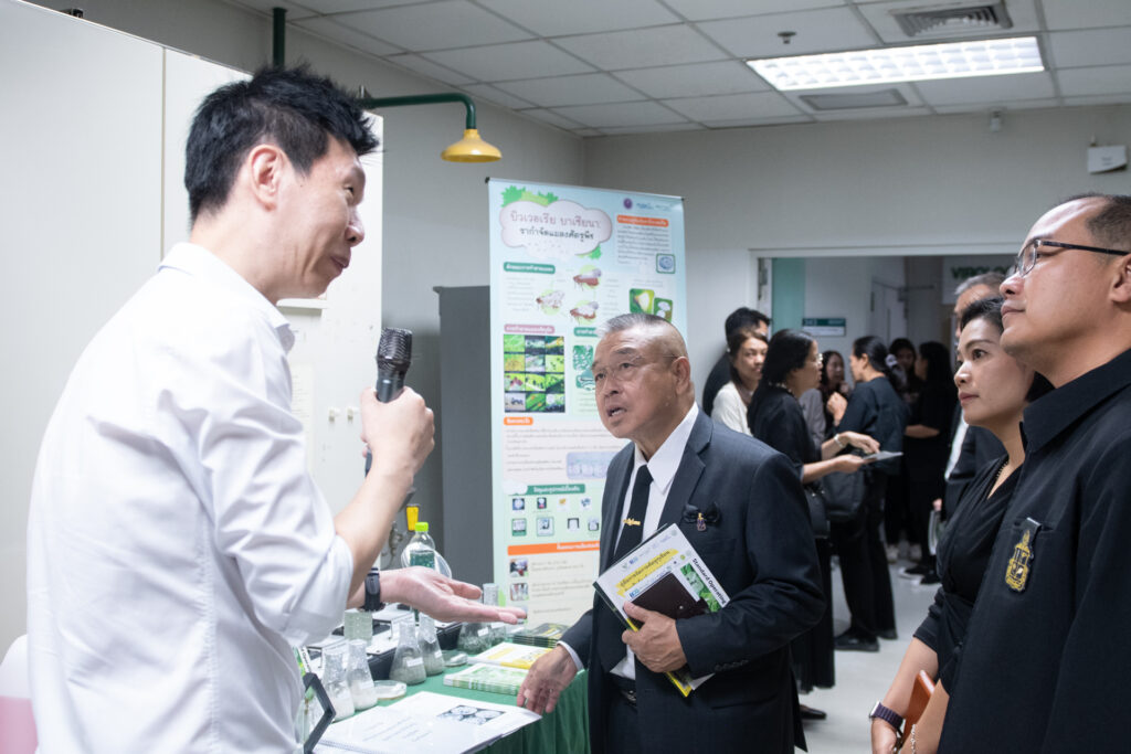 ภาพ: นักวิจัย สวทช. นำเสนอผลงานของทีมวิจัยเทคโนโลยีการควบคุมทางชีวภาพ และการใช้ชีวภัณฑ์ทดแทนการใช้สารเคมีทางการเกษตร