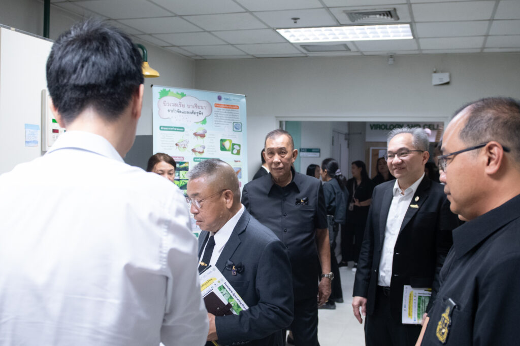 ภาพ: คณะผู้บริหารมูลนิธิชัยพัฒนาและ สวทช. เยี่ยมชมและรับฟังการบรรยายเกี่ยวกับนวัตกรรมกำจัดศัตรูพืชแบบชีววิธีที่มีประสิทธิภาพสูง