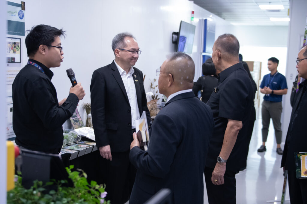 ภาพ: คณะผู้เยี่ยมชมรับฟังการนำเสนอระบบการจัดเก็บทรัพยากรที่มีค่าของประเทศ ณ ธนาคารทรัพยากรชีวภาพแห่งชาติ