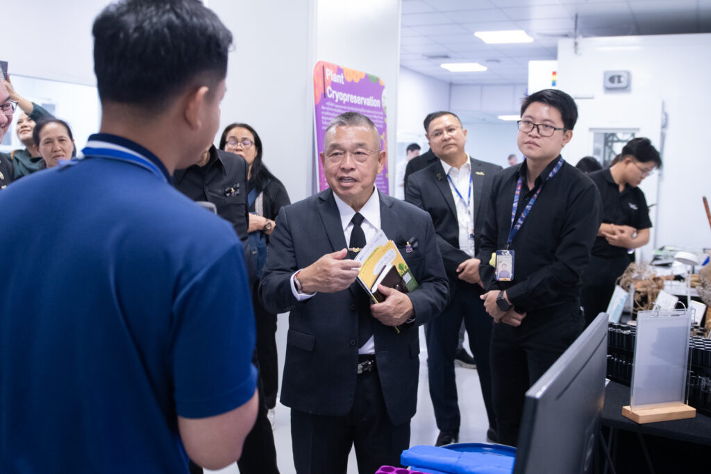 ภาพ: คณะผู้บริหารมูลนิธิชัยพัฒนารับฟังการบรรยายเกี่ยวกับการอนุรักษ์พันธุกรรมพืช (Plant Cryopreservation) ณ ธนาคารทรัพยากรชีวภาพแห่งชาติ