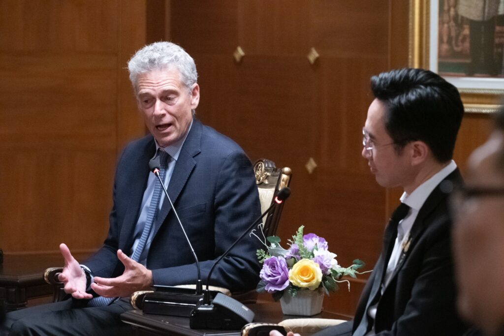 ภาพ: นายไมเคิล เฮอร์ลิสตัน ประธานบริษัทและกรรมการผู้จัดการ Lumentum ร่วมพูดคุยถึงวิสัยทัศน์ความร่วมมือกับประเทศไทย