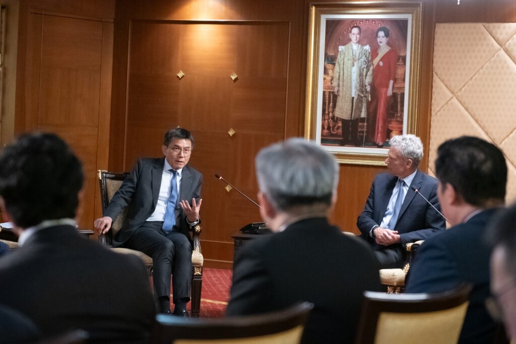 ภาพ: บรรยากาศการหารือร่วมกันระหว่างคณะผู้บริหารและหน่วยงานพันธมิตร เพื่อขับเคลื่อนอุตสาหกรรมเซมิคอนดักเตอร์