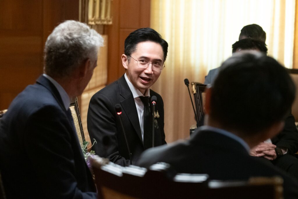 ภาพ: บรรยากาศการหารืออย่างเป็นกันเองระหว่าง ศ. ดร.ศุภชัย ปทุมนากุล ปลัดกระทรวง อว. และคณะผู้บริหารจาก Lumentum