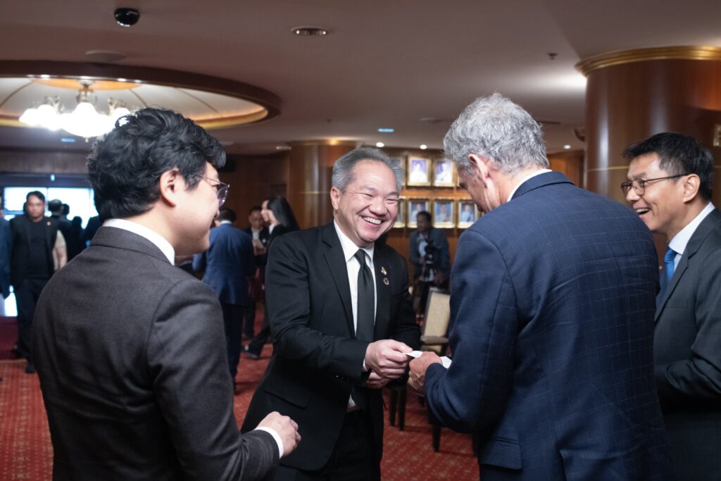 ภาพ: ศ. ดร.ชูกิจ ลิมปิจำนงค์ ผู้อำนวยการ สวทช. ทักทายและหารือร่วมกับผู้บริหารจากบริษัท Lumentum ภายหลังงานแถลงข่าว