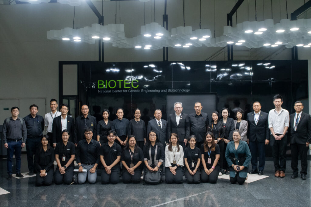 ภาพ: คณะผู้บริหารมูลนิธิชัยพัฒนา ถ่ายภาพร่วมกับผู้บริหารและทีมนักวิจัย สวทช. เป็นที่ระลึก เนื่องในโอกาสเยี่ยมชมศูนย์พันธุวิศวกรรมและเทคโนโลยีชีวภาพแห่งชาติ (ไบโอเทค)