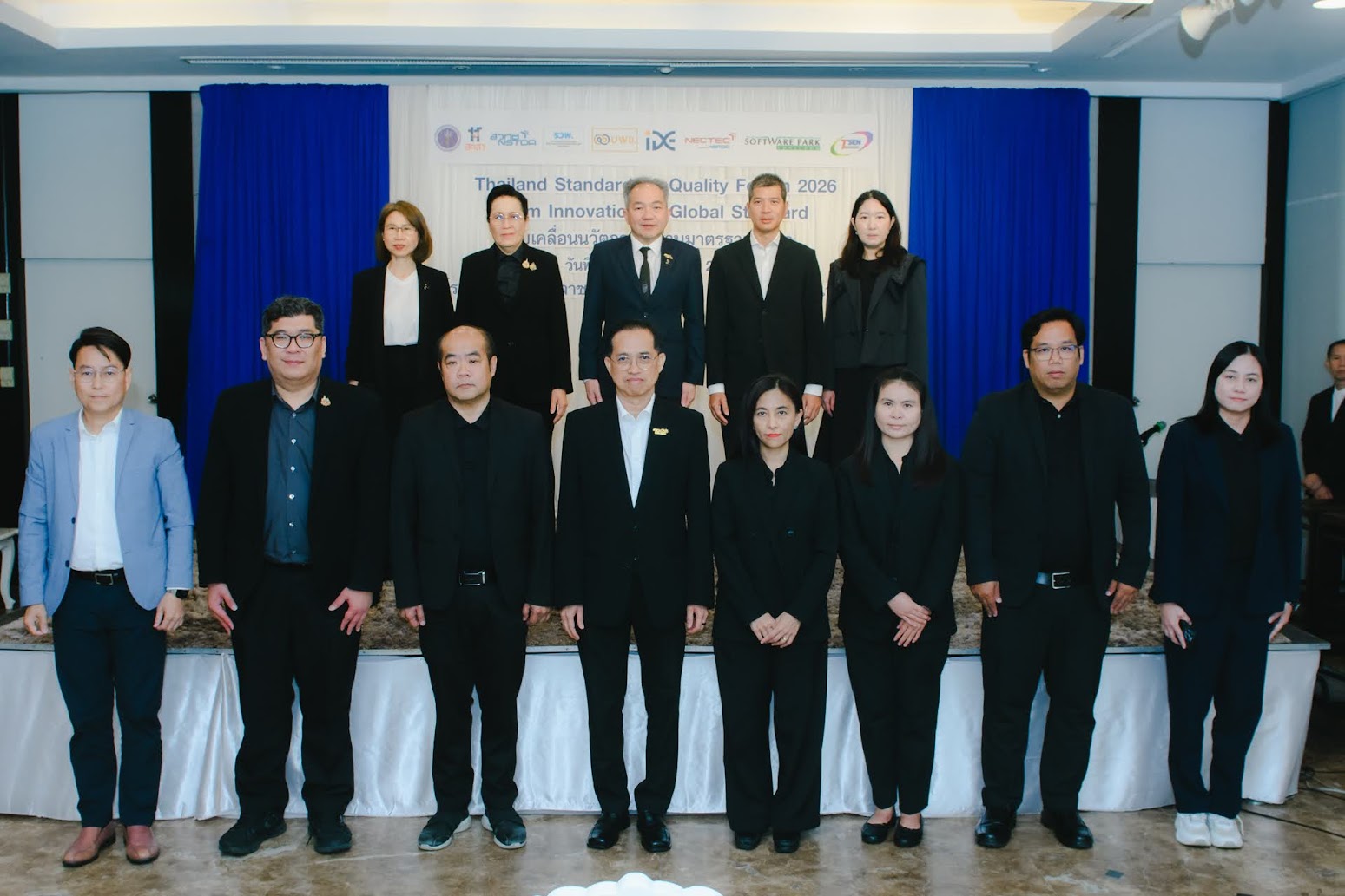 ภาพหมู่บนเวทีงานสวทช. ผนึก บพข. ปลดล็อกนวัตกรรมไทยสู้ศึกการค้าโลก ดันโครงสร้างพื้นฐานวิทยาศาสตร์ฯ “NQI” จุดพลุ IDEs ขยายผลงานวิจัยสู่ตลาดจริง