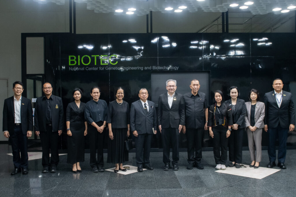 ภาพ: คณะผู้บริหารระดับสูงจากมูลนิธิชัยพัฒนา และคณะผู้บริหาร สวทช. ถ่ายภาพเป็นที่ระลึกร่วมกัน ณ อาคารศูนย์พันธุวิศวกรรมและเทคโนโลยีชีวภาพแห่งชาติ (ไบโอเทค)