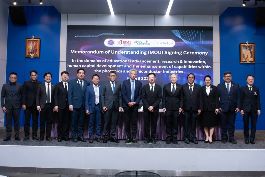 ภาพ: คณะผู้บริหารระดับสูงและผู้แทนจากกระทรวง อว. สวทช. ม.มหานคร และบริษัท Lumentum ถ่ายภาพหมู่ร่วมกันในพิธีลงนามความร่วมมือประวัติศาสตร์