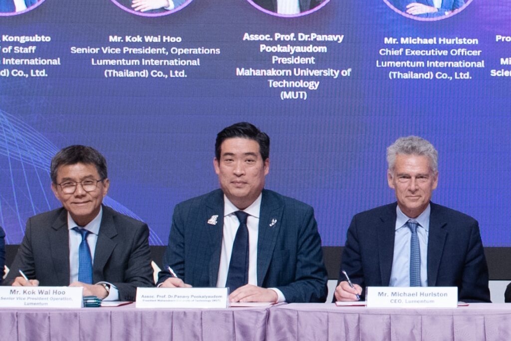 ภาพ: รศ. ดร.ภานวีย์ โภไคยอุดม อธิการบดีมหาวิทยาลัยเทคโนโลยีมหานคร (ม.มหานคร) ขณะร่วมลงนามในบันทึกความเข้าใจ (MOU) ด้านเซมิคอนดักเตอร์และโฟโตนิกส์