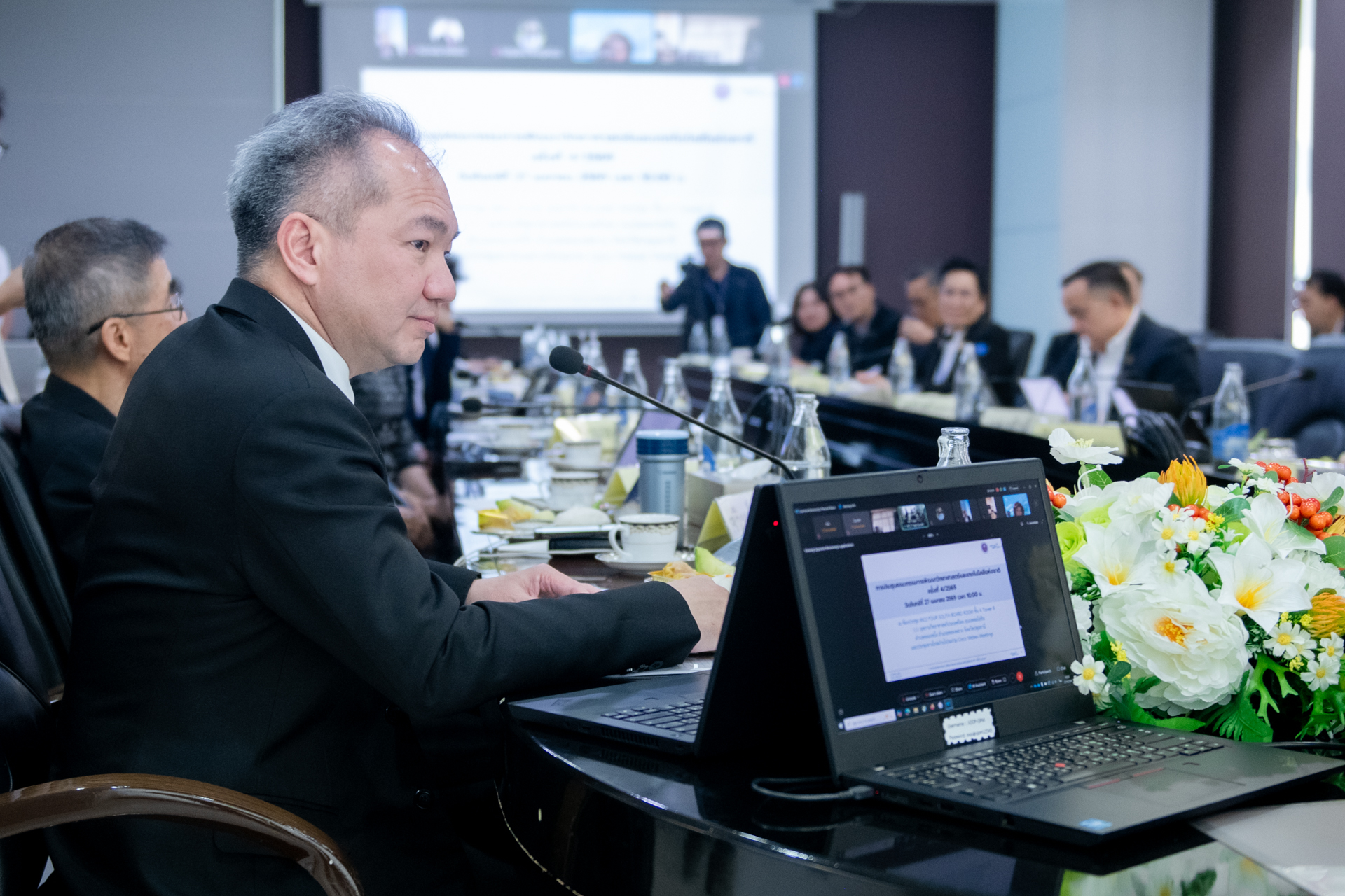 ภาพศาสตราจารย์ ดร.ชูกิจ ลิมปิจำนงค์ ผู้อำนวยการ สวทช. กล่าวในที่ประชุม